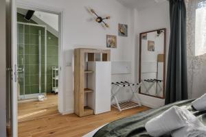 Pokój z białymi ścianami i zielonymi kafelkami w obiekcie AMI’s Terrace - new gem in CityLife district w Mediolanie