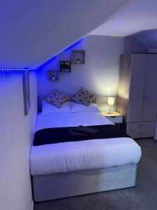 Un pat sau paturi într-o cameră la Quirky Oasis Anfield