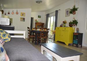 salon z kanapą i jadalnią w obiekcie La Maison Des Invites w mieście Pernes-les-Fontaines