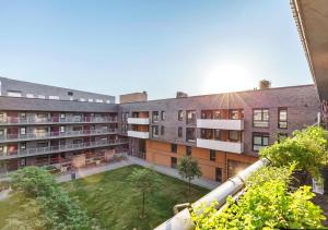 apartamentowiec z dużym dziedzińcem przed nim w obiekcie Seaside apt - 2 sunny balconies - Modern - 5 pax w Oslo