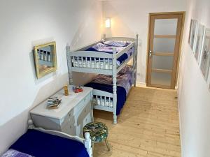 - une chambre avec 2 lits superposés et un escalier dans l'établissement Appartement rénové face au port avec parking privé, à La Trinité-sur-Mer