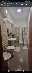 bagno con 2 servizi igienici, lavandino e doccia di casa medioevo a Viterbo