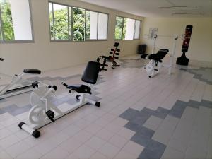 een fitnessruimte met diverse fitnessapparatuur in een kamer bij Beachfront Cozy Studio in Ban Phe