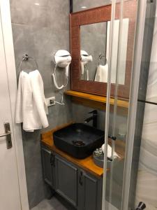 ein Badezimmer mit einem Waschbecken, einem Spiegel und Handtüchern in der Unterkunft İSTANBUL OLD CİTY CENTER HOME in Istanbul