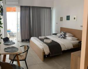 En eller flere senge i et værelse på Oceanis Rooms Apartments