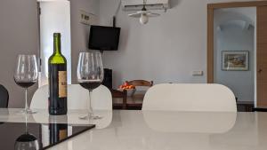 een fles wijn en twee glazen op een tafel bij Molino Viejo de Salar in Salar