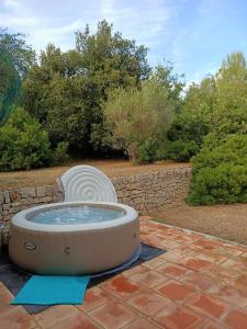 una fuente en medio de un patio en Charmante Petite Maison & Spa à Bulles & Grande Terrasse Plein SUD !, en Entrecasteaux