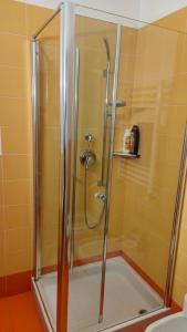 um chuveiro com uma porta de vidro na casa de banho em Orange Casanova - Fibre-Optic Internet and Garden em Veneza