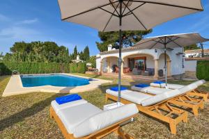 una villa con piscina e una casa di Sonrisa a Jávea