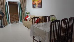 a living room with a table and a couch at LAZER EM GUARAJUBA in Guarajuba