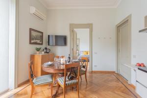 cocina y comedor con mesa y sillas en Garibaldi's Balcony by Rent All Como, en Como