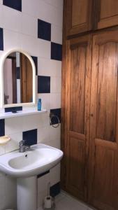 a bathroom with a sink and a mirror at Résidence Keur Fleurie Sénégal in Rufisque