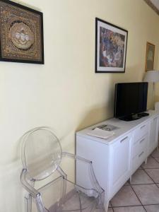 a room with a desk with a television and a chair at Casa I Girasoli in Vezzano Ligure