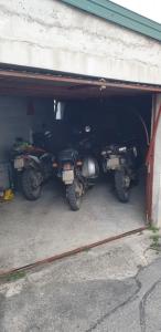 un garaje con dos motocicletas estacionadas en él en Apartments Uno, en Mostar