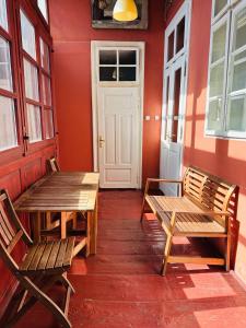 una habitación con 2 bancos de madera y una puerta en Main Market Square Apartments, en Cracovia