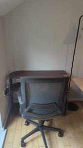 einen Holzschreibtisch mit Stuhl in einem Zimmer in der Unterkunft Alexander South Shields Coast in South Shields