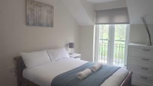 Schlafzimmer mit einem Bett und einem Fenster in der Unterkunft Alexander South Shields Coast in South Shields