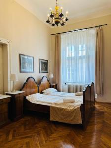 een slaapkamer met een groot bed en een raam bij Main Market Square Apartments in Krakau