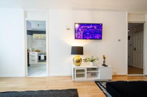 TV/trung tâm giải trí tại NEW - Serviced Apartment - Exel & O2 & Canning Town - home away from home
