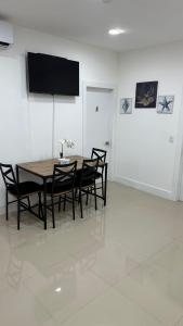 comedor con mesa, sillas y TV en Mimai Rental Hostel 203, en Miami