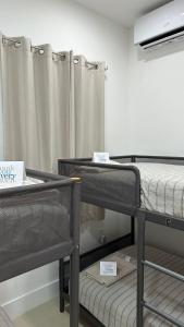 マイアミにあるTrakas 203の二段ベッド2組(サイン付)が備わる客室です。