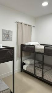 1 dormitorio con 2 literas en una habitación en Mimai Rental Hostel 203, en Miami