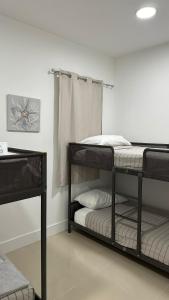 Postel nebo postele na pokoji v ubytování 203 Miami Shared Rooms for Men Central Comfortable, Affordable