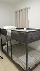 Łóżko lub łóżka piętrowe w pokoju w obiekcie Mimai Rental Hostel 203