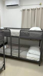 Postel nebo postele na pokoji v ubytování 203 Miami Shared Rooms for Men Central Comfortable, Affordable