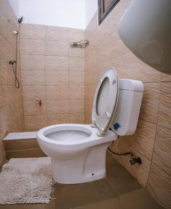ダル・エス・サラームにあるBnV homesのバスルーム(シートアップ付きトイレ付)