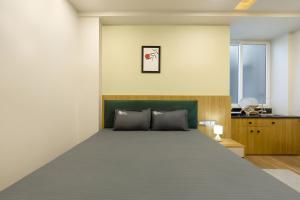 a bedroom with a large bed in a room at Wandr Lepus- Sector 39, Near Medicity Medanta in Gurgaon