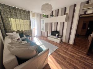 un soggiorno con divano e TV di Boulevard rose a Alba Iulia