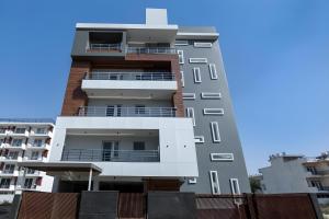 un edificio alto y blanco con balcones. en Wandr Lepus- Sector 39, Near Medicity Medanta, en Gurgaon