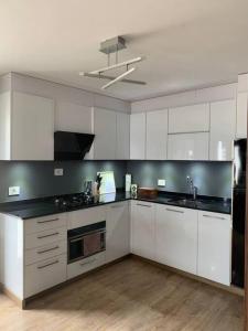 Kuchyň nebo kuchyňský kout v ubytování Modern 2BR Duplex