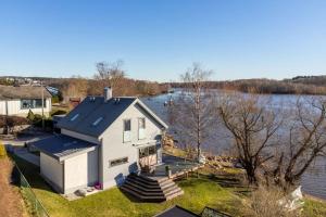 an aerial view of a house next to a lake at Flott moderne hus langs elven! in Fredrikstad
