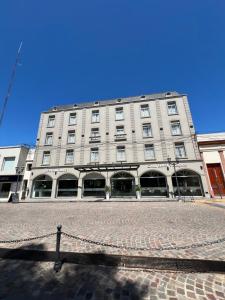 un gran edificio con una cadena delante en GRAN HOTEL VILLAGUAY en Villaguay