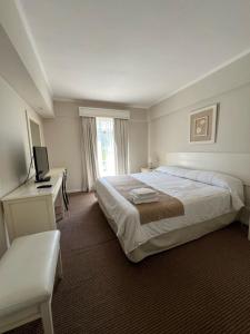 a bedroom with a bed and a desk with a computer at GRAN HOTEL VILLAGUAY in Villaguay +21 photos