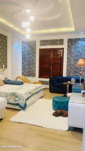 uma sala de estar com duas camas e um sofá em Luxury Hotel T&L em Cẩm Phả