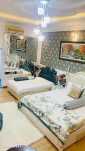 um quarto com três camas num quarto em Luxury Hotel T&L em Cẩm Phả