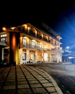 duży budynek z oświetleniem przed nim w obiekcie La Nicholas Lake View by Summit Hotels w mieście Mawlyngkhung