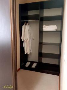 un espejo en un armario con ropa y zapatos en гостиница Аркалык en Arqalyq