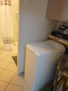 uma pequena cozinha com um frigorífico branco num quarto em Le Gîte de Jules en Meuse à VIGNOT près de MADINE em Vignot