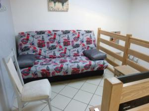 uma cama e uma cadeira num quarto em Le Gîte de Jules en Meuse à VIGNOT près de MADINE em Vignot
