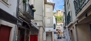 an alley way with buildings and a street at Castelo Terrace Apartement in Leiria