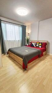 a bedroom with a large bed in a room at Cozy & Easy living Condo 65/79 in Kathu