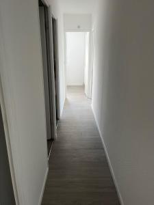 un pasillo con paredes blancas y un pasillo con ventana en STADE DECATHLON ARENA en Villeneuve d'Ascq