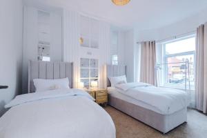 En eller flere senge i et værelse på 4 Bedroom House Eccles