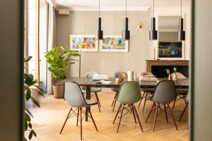 - une salle à manger avec une table et des chaises dans l'établissement The Hamlet, à Genève