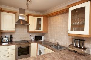 Η κουζίνα ή μικρή κουζίνα στο Knightsbrook Hotel Courtyard Accommodation