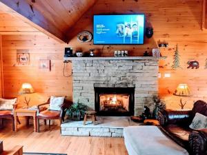 Et tv og/eller underholdning på Prime Mountain Cabin - Near Galinburg Downtown